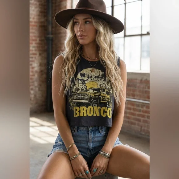 NWT Country Deep Bronco Muscle Crop Graphic Tank Top Tee - Picture 2 of 7